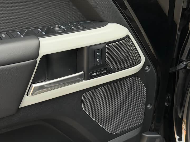 Фото 16 - Land Rover Defender