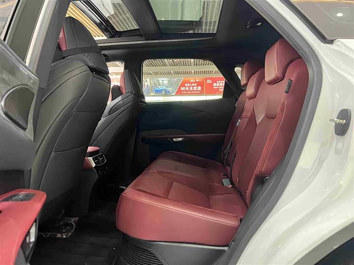 Фото 13 - Lexus RX