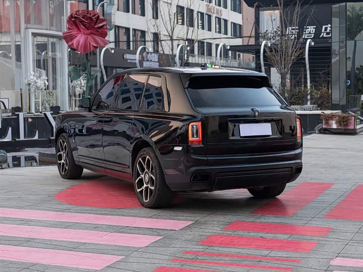Фото 6 - Rolls-Royce Cullinan
