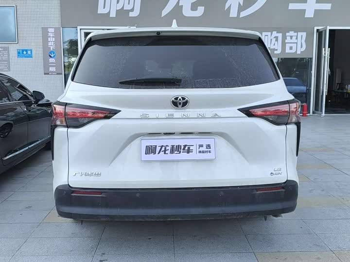 Фото 7 - Toyota Sienna