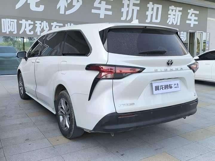 Фото 8 - Toyota Sienna