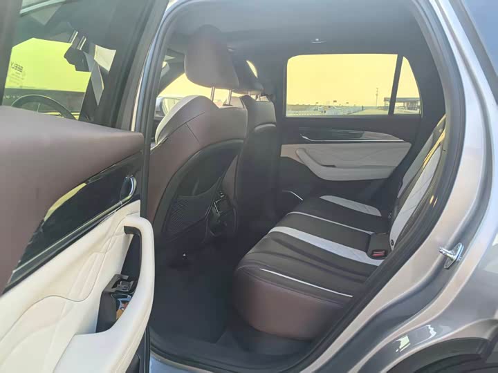 Фото 10 - Geely Monjaro