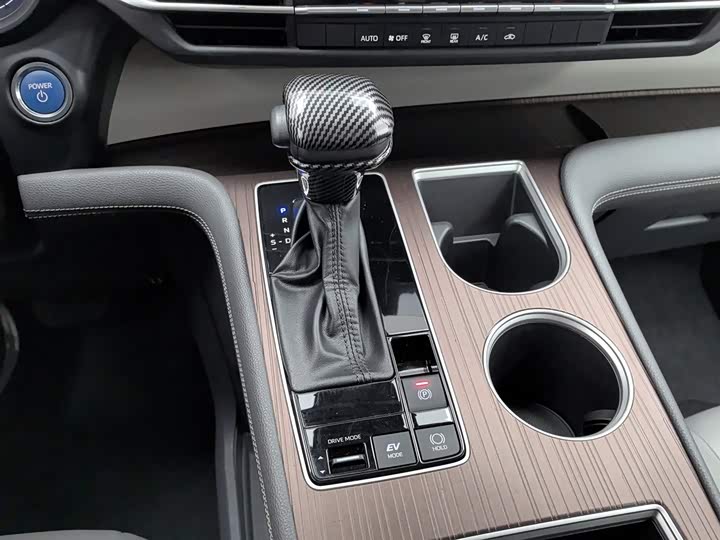 Фото 13 - Toyota Granvia