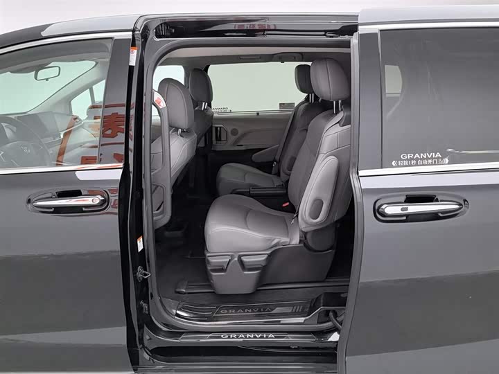 Фото 15 - Toyota Granvia