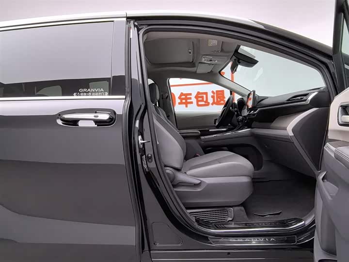 Фото 23 - Toyota Granvia