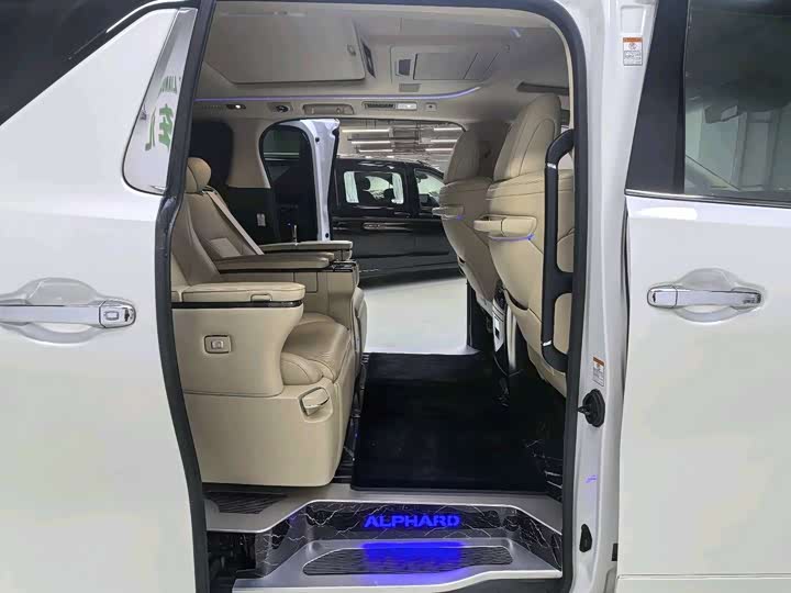 Фото 13 - Toyota Alphard