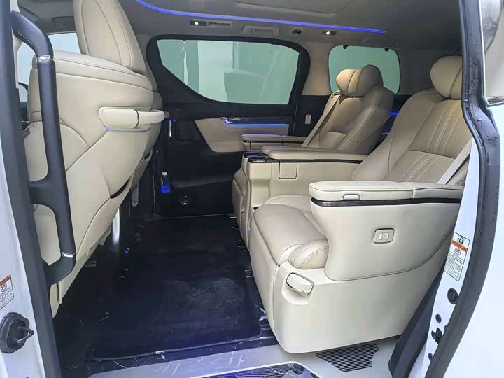 Фото 14 - Toyota Alphard