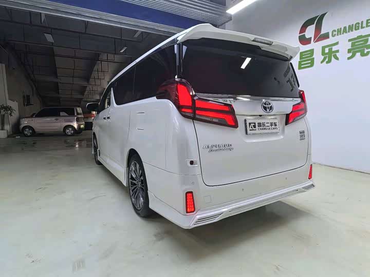 Фото 18 - Toyota Alphard