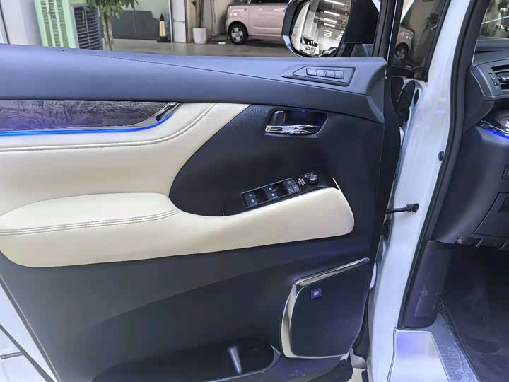 Фото 8 - Toyota Alphard