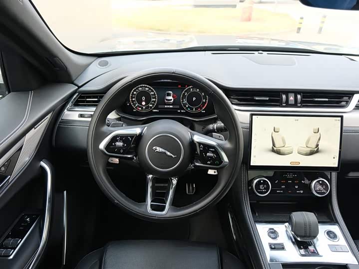 Фото 18 - Jaguar F-Pace