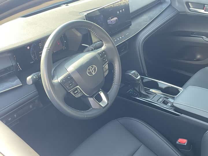 Фото 13 - Toyota Camry