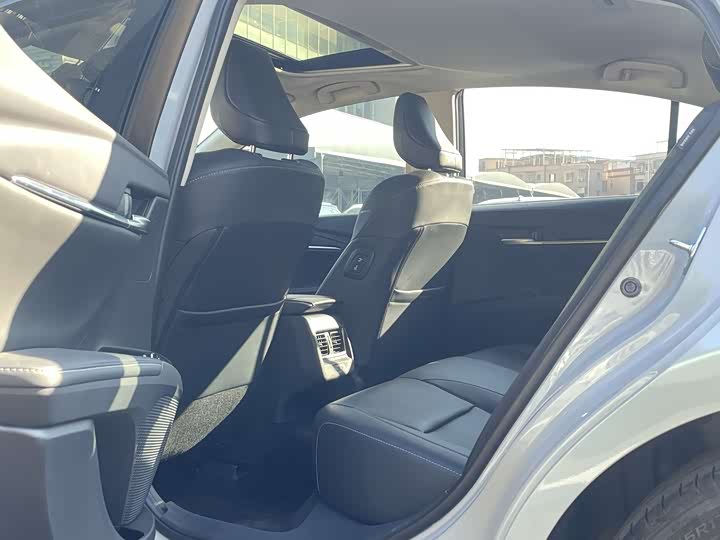 Фото 14 - Toyota Camry