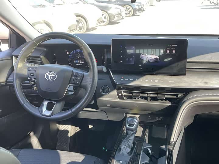 Фото 8 - Toyota Camry