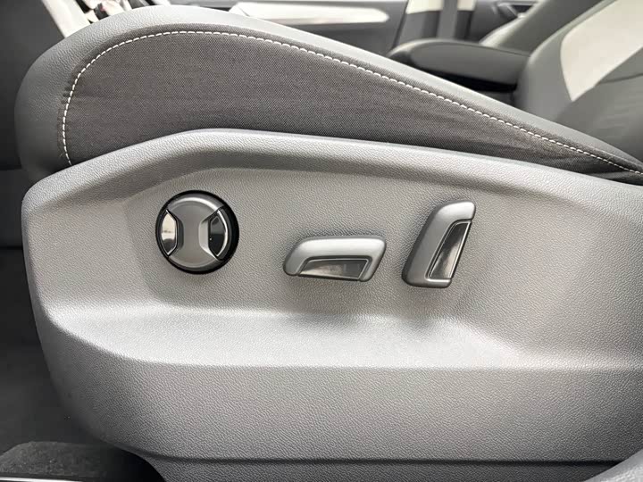 Фото 14 - Volkswagen T-Roc