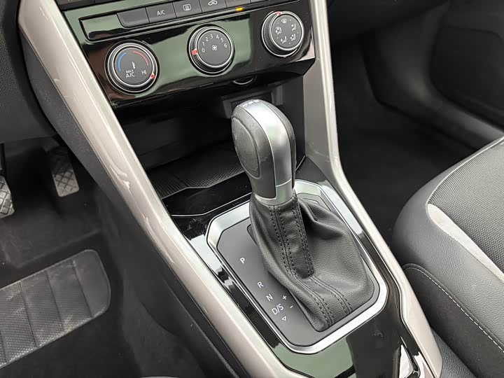 Фото 17 - Volkswagen T-Roc