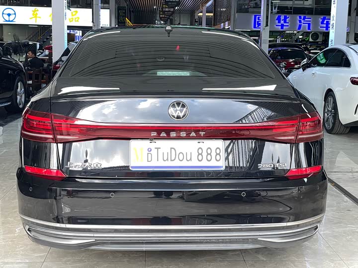 Фото 13 - Volkswagen Passat