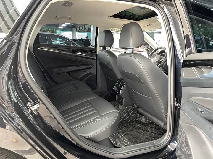 Фото 7 - Volkswagen Passat