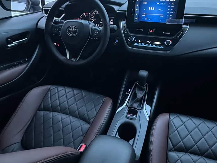 Фото 21 - Toyota Corolla