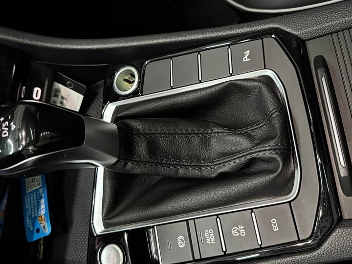 Фото 10 - Volkswagen Sagitar L