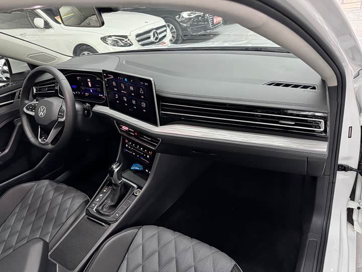 Фото 19 - Volkswagen Sagitar L