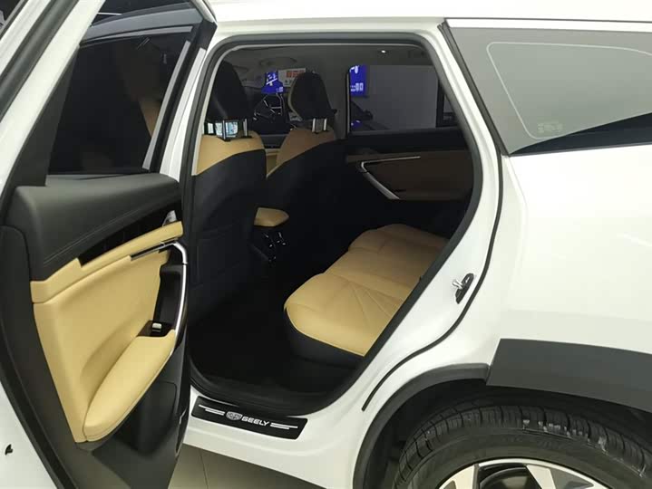 Фото 11 - Geely Atlas L