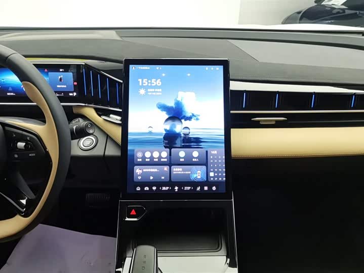 Фото 13 - Geely Atlas L