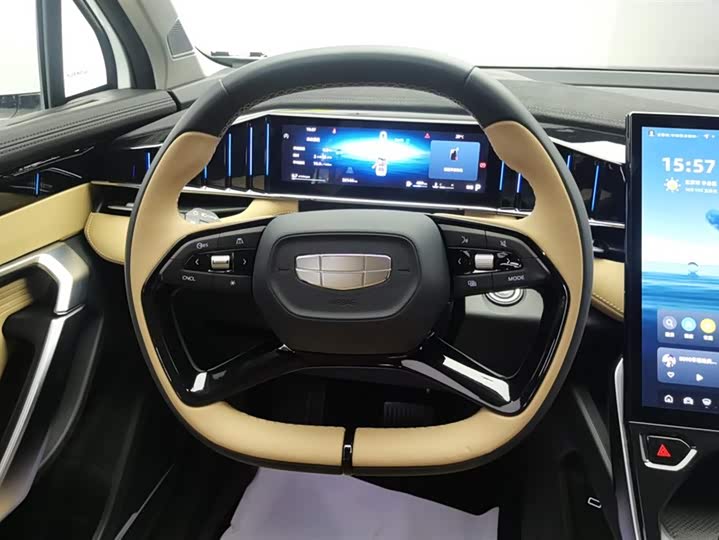 Фото 15 - Geely Atlas L