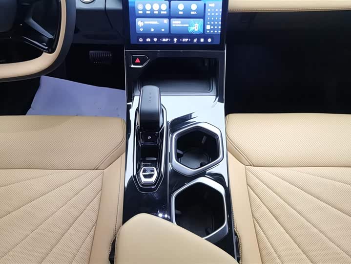 Фото 16 - Geely Atlas L