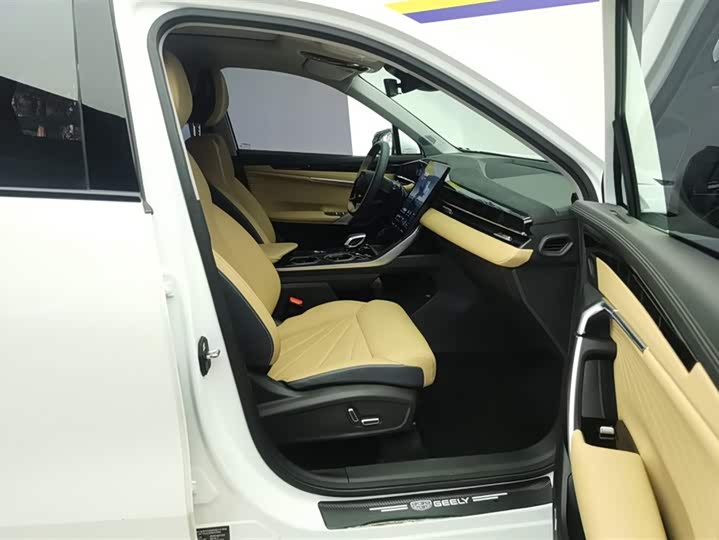 Фото 8 - Geely Atlas L