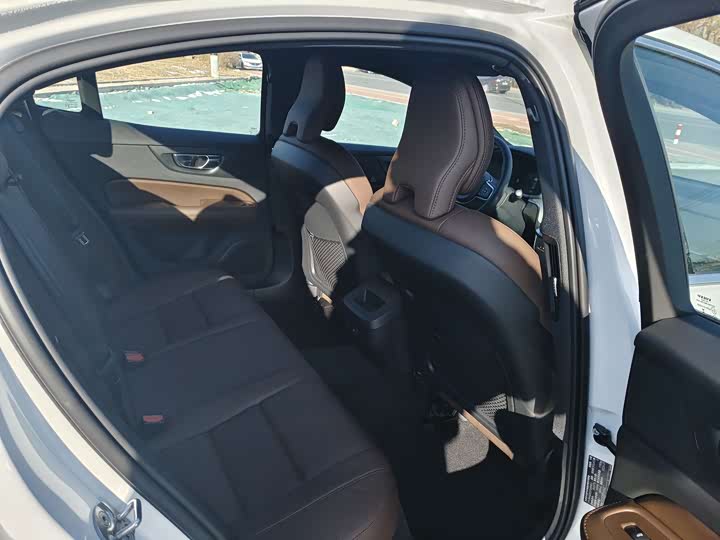 Фото 8 - Volvo S60