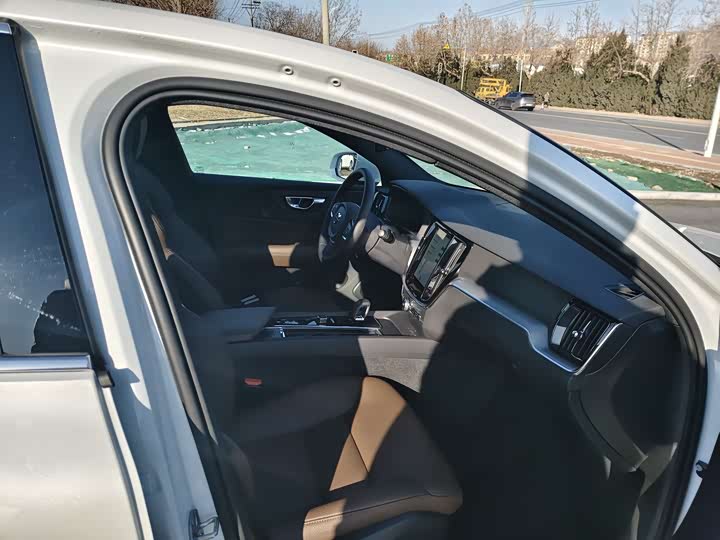 Фото 9 - Volvo S60