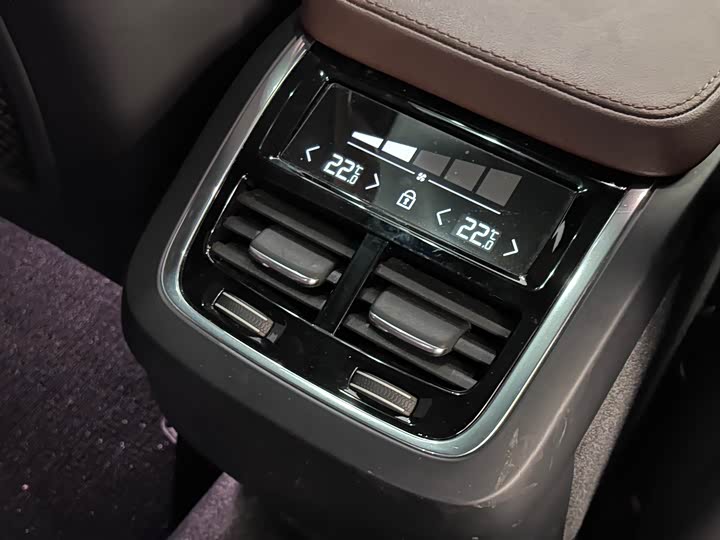 Фото 9 - Volvo XC90