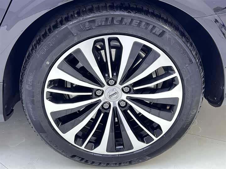 Фото 11 - Volvo S90