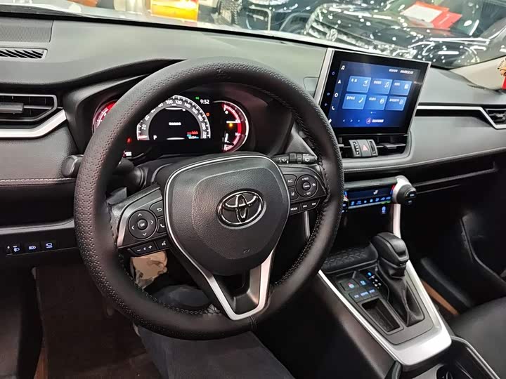 Фото 10 - Toyota RAV4