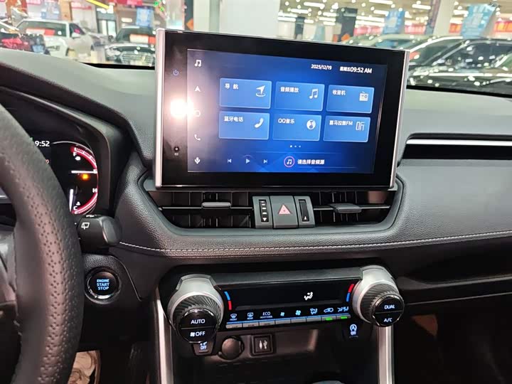 Фото 13 - Toyota RAV4