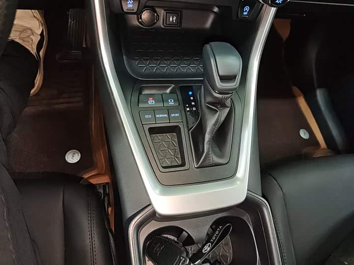 Фото 14 - Toyota RAV4