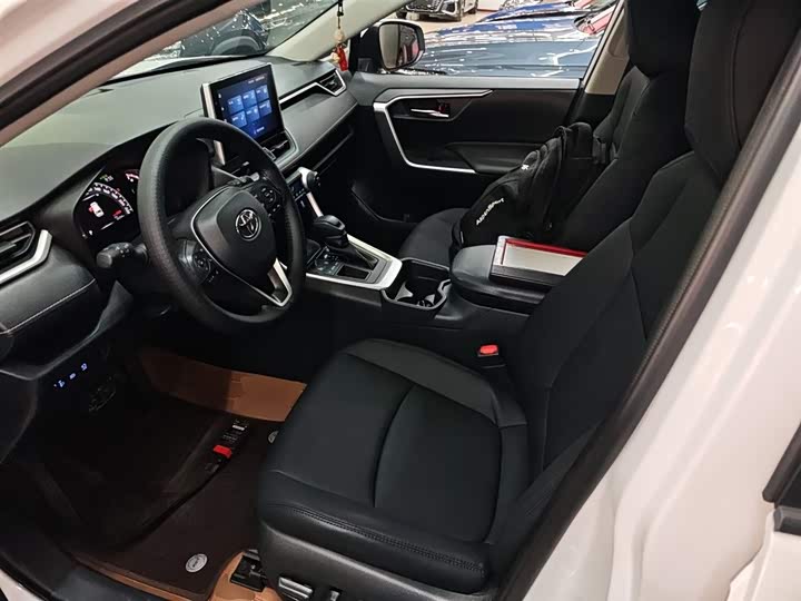 Фото 15 - Toyota RAV4