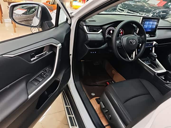 Фото 16 - Toyota RAV4