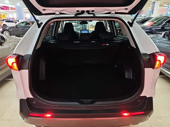 Фото 19 - Toyota RAV4