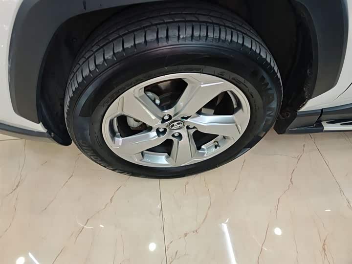 Фото 23 - Toyota RAV4