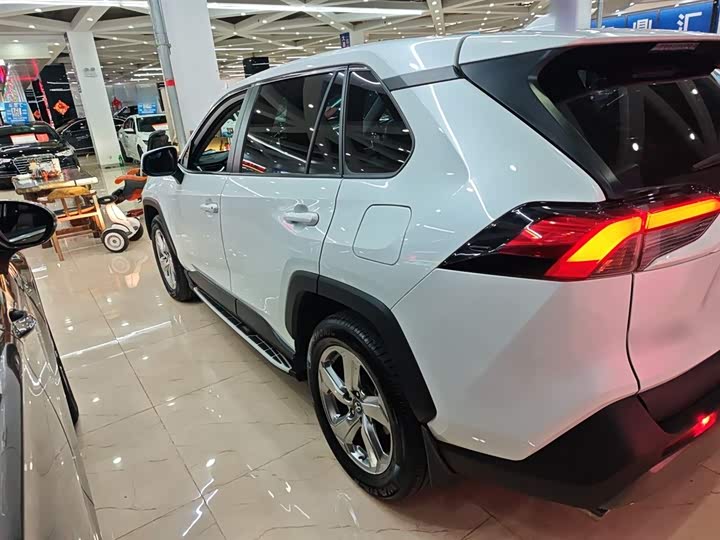 Фото 5 - Toyota RAV4