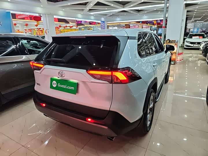 Фото 7 - Toyota RAV4