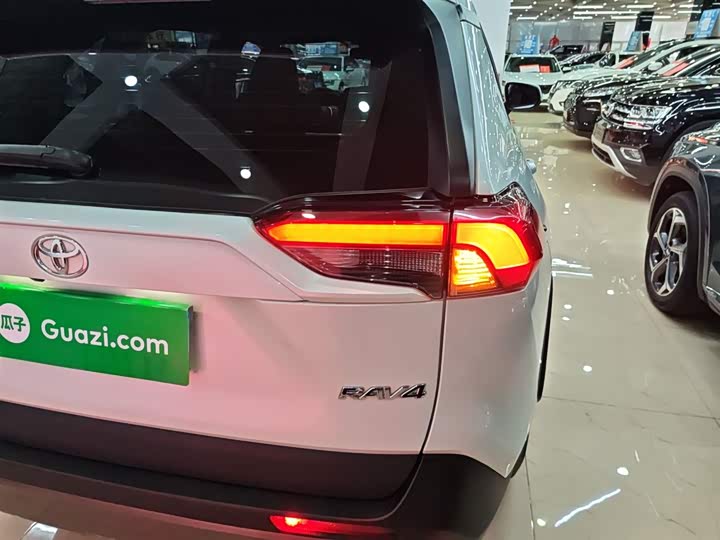 Фото 8 - Toyota RAV4