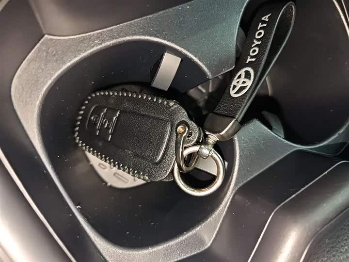 Фото 9 - Toyota RAV4