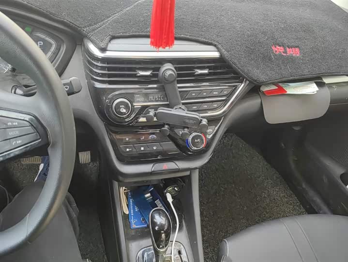 Фото 13 - Changan Alsvin