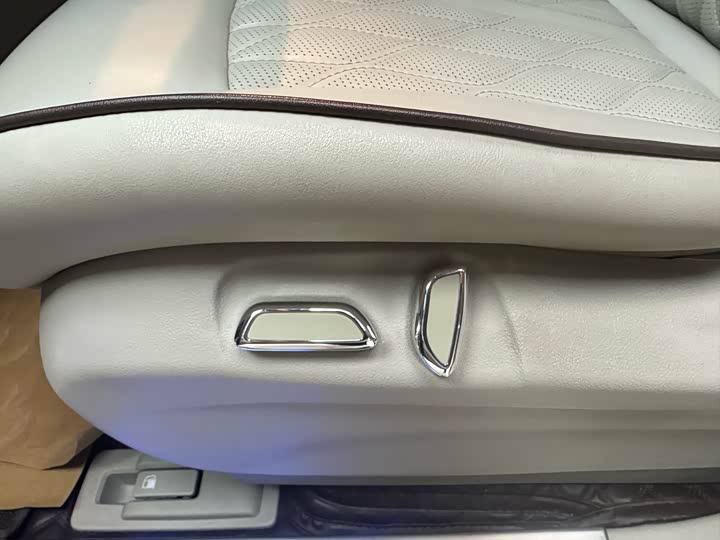 Фото 19 - Buick GL8 ES