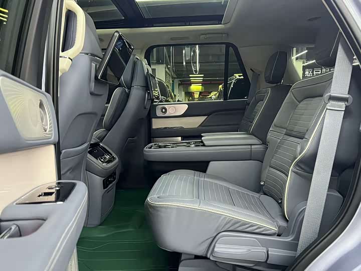 Фото 4 - Lincoln Navigator