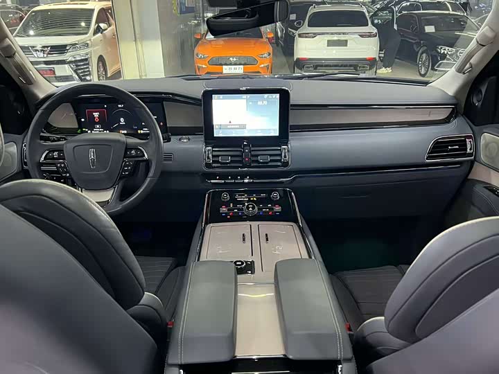 Фото 6 - Lincoln Navigator