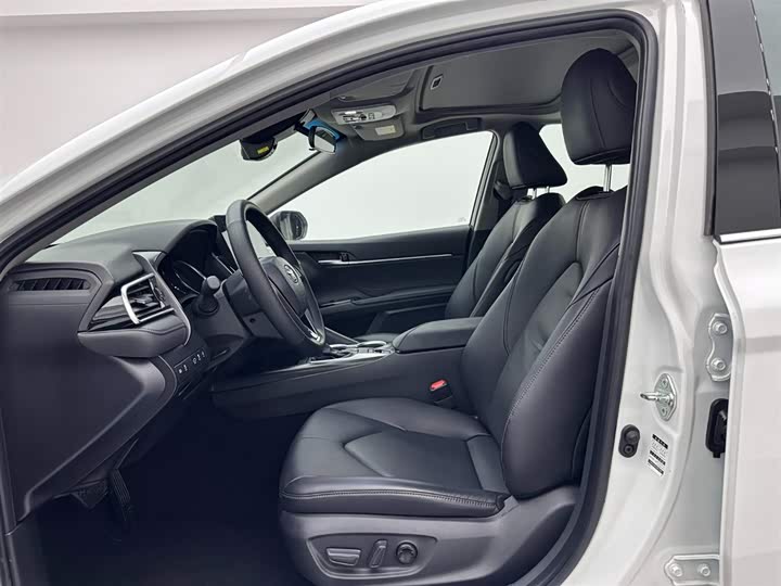 Фото 18 - Toyota Camry