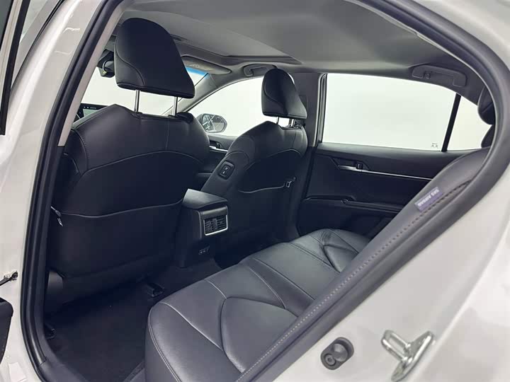 Фото 21 - Toyota Camry